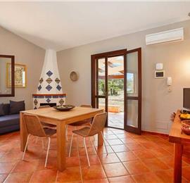 2 bedroom villa with jacuzzi & sea views, near Castellammare del Golfo, sleeps  4-5